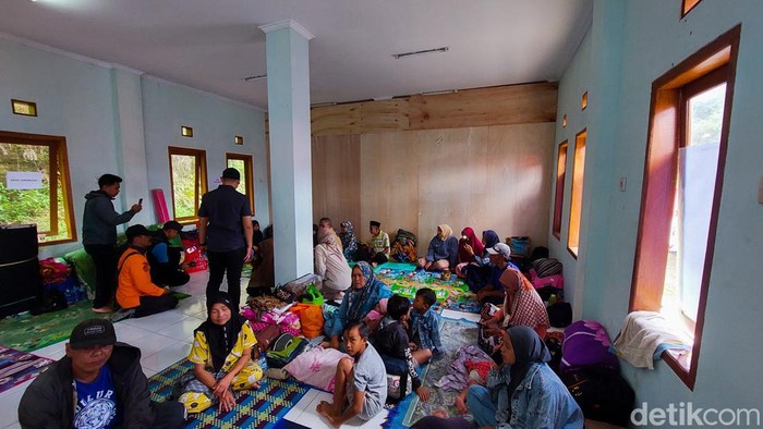 Lokasi pengungsian warga korban pergerakan tanah di Bandung Barat.