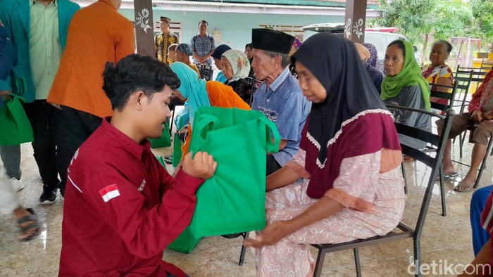 mahasiswa se-banyuwangi bagikan sembako