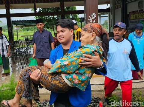 mahasiswa se-banyuwangi bagikan sembako