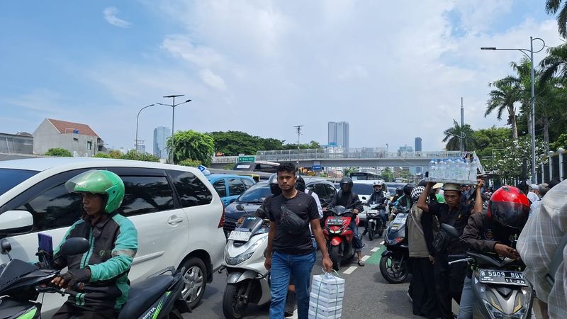 Massa demo di depan Gedung DPR picu kemacetan di Jalan Gatot Subroto