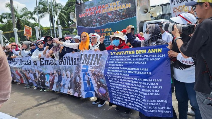 Massa demo di depan DPR picu kemacetan di Jalan Gatot Subroto (Annisa/detikcom)