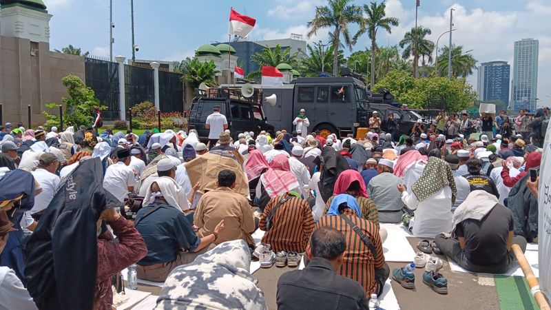 Massa demo salat berjemaah di depan DPR