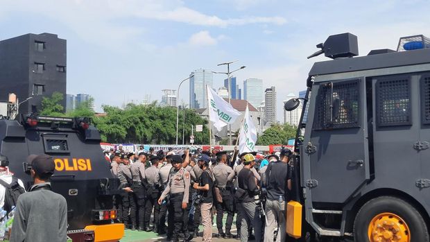 Foto: Massa demo semakin banyak di depan gedung DPR RI (Annisa Aulia Rahim)