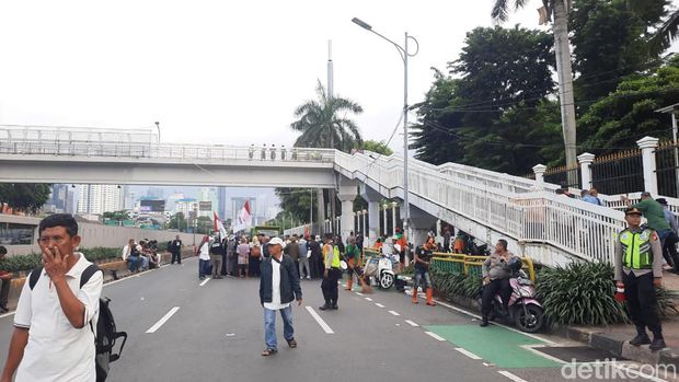 Massa demonstrasi depan DPR bubar sekitar pukul 17.00 WIB, 1 Maret 2024. (Annisa A Rahim/detikcom)