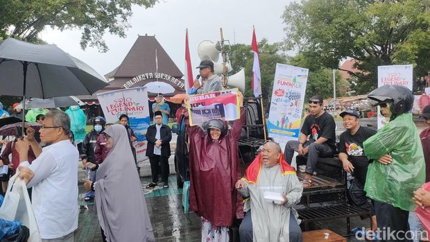 Massa menggelar aksi di depan Balai Kota Solo, Jumat (1/3/2024).