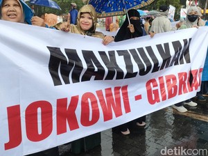 Demo di Depan Balai Kota Solo, Massa Bawa Spanduk Makzulkan Jokowi-Gibran