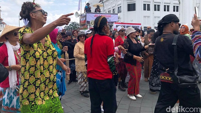 Massa menggelar aksi di titik nol Jogja mendukung digunakannya Hak Angket, Jumat (1/3/2024).