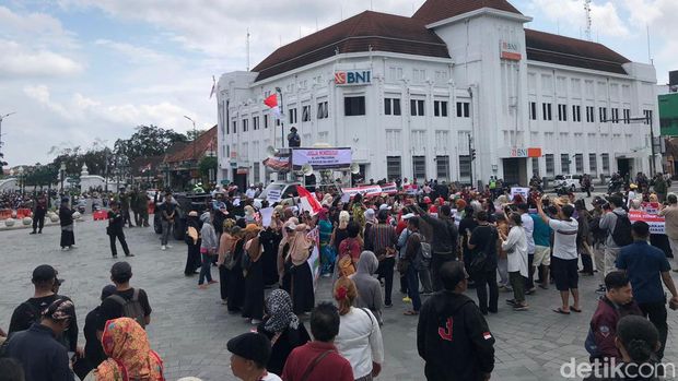 Massa menggelar aksi di titik nol Jogja mendukung digunakannya Hak Angket, Jumat (1/3/2024).