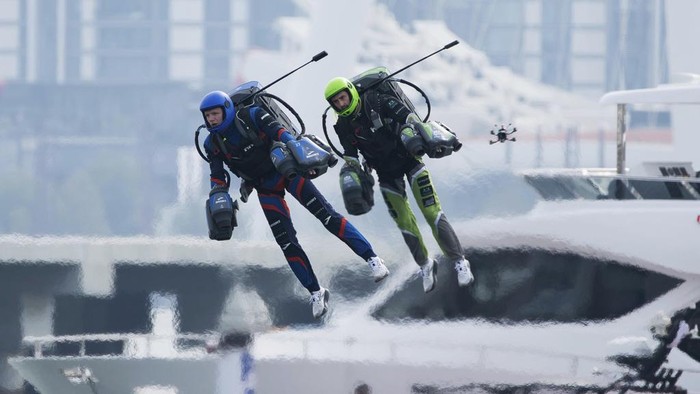 Melihat Serunya Lomba Pakaian Jet Bak Iron Man di Dubai Jet suit pilots race in Dubai, United Arab Emirates, Wednesday, Feb. 28, 2024. Dubai on Wednesday hosted what it called its first-ever jet suit race. Racers zipped along a route with the skyscrapers of Dubai Marina looming behind them, controlling the jet engines on their hands and their backs. (AP Photo/Jon Gambrell)