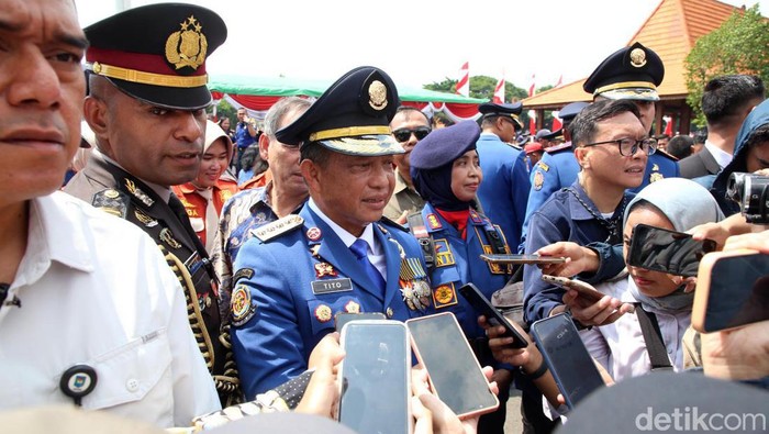 Menteri Dalam Negeri Tito Karnavian hadiri Apel HUT ke 105 Pemadam Kebakaran dan Penyelamatan di lapangan Kodam V Brawijaya, Jumat (1/3/2024).