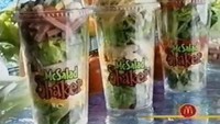 Walaupun sebagai restoran cepat saji, ternyata McDonalds pernah mengeluarkan menu sehat. Bernama Salad Shaker ada campuran sayuran di dalam gelas yang bisa langsung dikocok bersama dressingnya. Foto: Istimewa