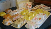 Berbeda dengan sekarang, tahun 1990an McDOnalds memiliki kemasan makanan yang lebih kreatif. Tidak polos saja tetapi banyak motif dan cetakan di bagian atasnya. Foto: Istimewa