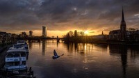 Suasana perkotaan pun terlihat sangat mempesona dengan refleksi cahaya senja yang memantul dari sungai.