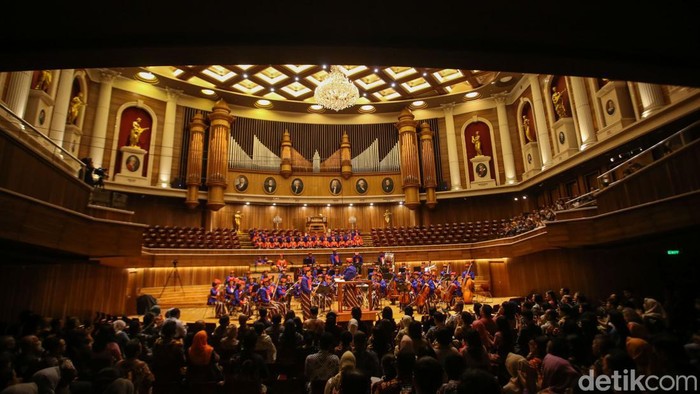 Yogyakarta Royal Orchestra memainkan sejumlah lagu di Simfonia Jakarta, Jumat (1/3/2024).