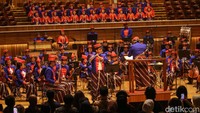 Menikmati pengalaman menyelami perjuangan para pahlawan dalam menegakkan kedaulatan Republik Indonesia melalui musik.