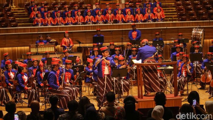 Menyelami Perjuangan HPKN Melalui Musik Yogyakarta Royal Orchestra memainkan sejumlah lagu di Simfonia Jakarta, Jumat (1/3/2024).
