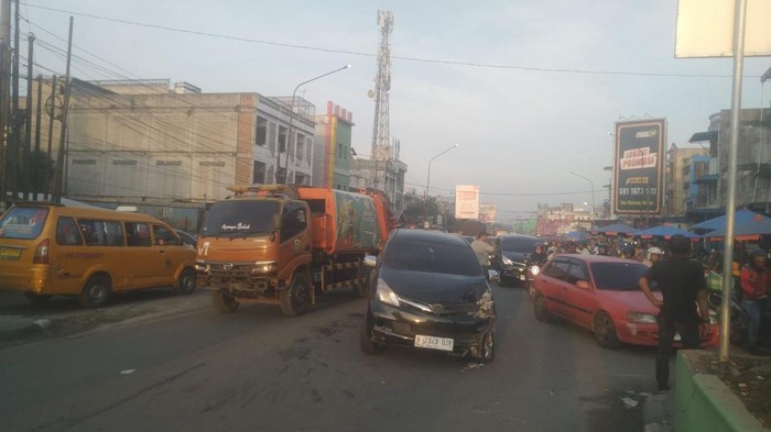 Mobil yang ditinggal pemilik usai diduga tabrak trotoar. (Foto: Istimewa).