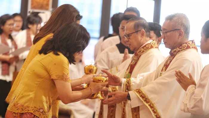 Momen Peresmian Kapel Santo Albertus Magnus Atma Jaya Romo Stevanus Pangestu, Prof. Yuda Turana (Rektor Universitas Katolik Indonesia Atma Jaya), Bapa Ignatius Kardinal Suharyo (Ketua Pembina Yayasan Atma Jaya), Linus M. Setiadi (Ketua Yayasan Atma Jaya) saat penandatanganan prasasti peresmian Kapel St. Albertus Magnus Atma Jaya di Gedung Karol, Kampus Semanggi, Jumat (1/3/2024).