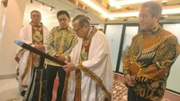 Romo Stevanus Pangestu, Prof. Yuda Turana (Rektor Universitas Katolik Indonesia Atma Jaya), Bapa Ignatius Kardinal Suharyo (Ketua Pembina Yayasan Atma Jaya), Linus M. Setiadi (Ketua Yayasan Atma Jaya) saat penandatanganan prasasti peresmian Kapel St. Albertus Magnus Atma Jaya di Gedung Karol, Kampus Semanggi, Jakarta, Jumat (1/3/2024).