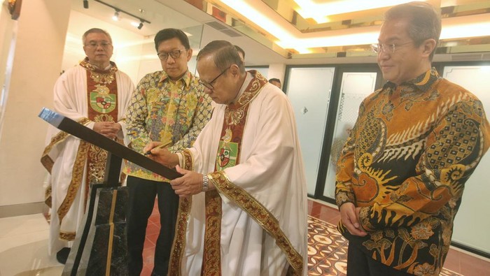 Romo Stevanus Pangestu, Prof. Yuda Turana (Rektor Universitas Katolik Indonesia Atma Jaya), Bapa Ignatius Kardinal Suharyo (Ketua Pembina Yayasan Atma Jaya), Linus M. Setiadi (Ketua Yayasan Atma Jaya) saat penandatanganan prasasti peresmian Kapel St. Albertus Magnus Atma Jaya di Gedung Karol, Kampus Semanggi, Jumat (1/3/2024).