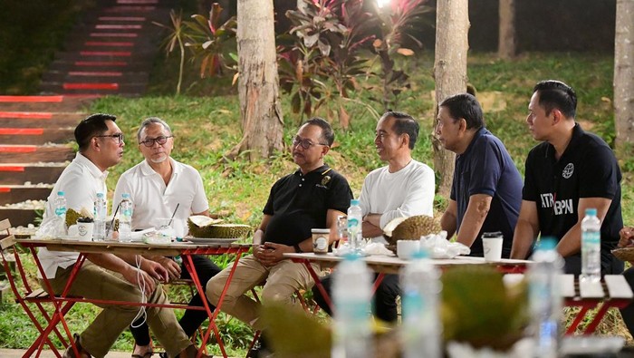 Momen rileks Presiden Jokowi bersama para menteri di IKN (Biro Sekretariat Presiden)