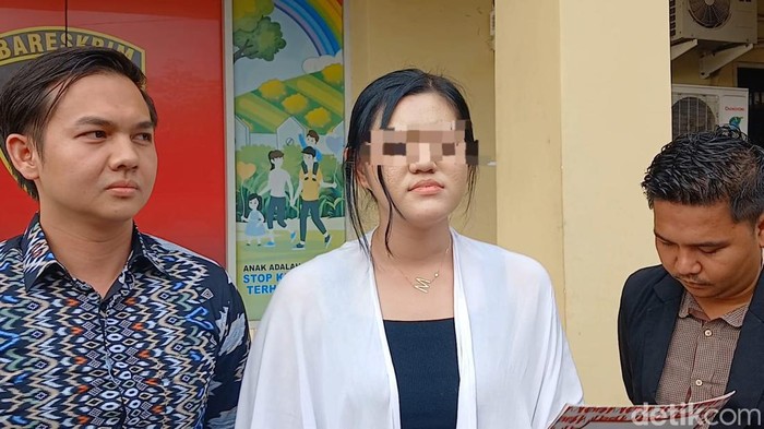 MRA, wanita yang mengaku dianiaya dua oknum polisi di Palembang.