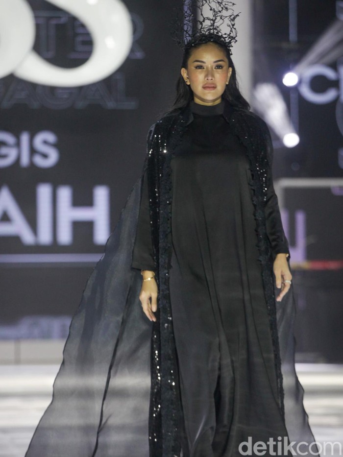 Nikita Mirzani Sejumlah selebriti memperagakan busana pada peragaan busana bertajuk The FirSSt Gala of Shella Saukia di The Ritz Carlton Pacific Place, Jakarta, Kamis (29/2/2024). Shella Saukia menggelar peragaan busana bertajuk The FirSSt Gala of Shella Saukia untuk merayakan 1 dekade dirinya berkarya.