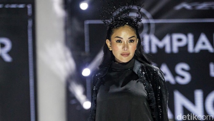 Sejumlah selebriti memperagakan busana pada peragaan busana bertajuk The FirSSt Gala of Shella Saukia di The Ritz Carlton Pacific Place, Jakarta, Kamis (29/2/2024). Shella Saukia menggelar peragaan busana bertajuk The FirSSt Gala of Shella Saukia untuk merayakan 1 dekade dirinya berkarya.