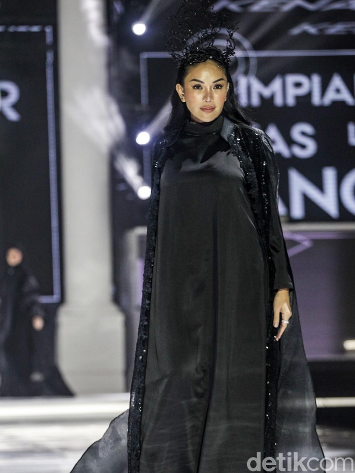Nikita Mirzani Sejumlah selebriti memperagakan busana pada peragaan busana bertajuk The FirSSt Gala of Shella Saukia di The Ritz Carlton Pacific Place, Jakarta, Kamis (29/2/2024). Shella Saukia menggelar peragaan busana bertajuk The FirSSt Gala of Shella Saukia untuk merayakan 1 dekade dirinya berkarya.