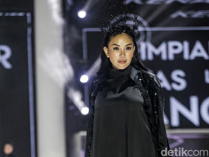 Sejumlah selebriti memperagakan busana pada peragaan busana bertajuk The FirSSt Gala of Shella Saukia di The Ritz Carlton Pacific Place, Jakarta, Kamis (29/2/2024). Shella Saukia menggelar peragaan busana bertajuk The FirSSt Gala of Shella Saukia untuk merayakan 1 dekade dirinya berkarya.