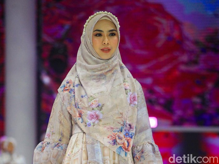 Sejumlah selebriti memperagakan busana pada peragaan busana bertajuk The FirSSt Gala of Shella Saukia di The Ritz Carlton Pacific Place, Jakarta, Kamis (29/2/2024). Shella Saukia menggelar peragaan busana bertajuk The FirSSt Gala of Shella Saukia untuk merayakan 1 dekade dirinya berkarya.
