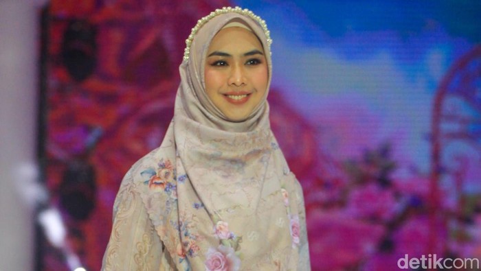Sejumlah selebriti memperagakan busana pada peragaan busana bertajuk The FirSSt Gala of Shella Saukia di The Ritz Carlton Pacific Place, Jakarta, Kamis (29/2/2024). Shella Saukia menggelar peragaan busana bertajuk The FirSSt Gala of Shella Saukia untuk merayakan 1 dekade dirinya berkarya.