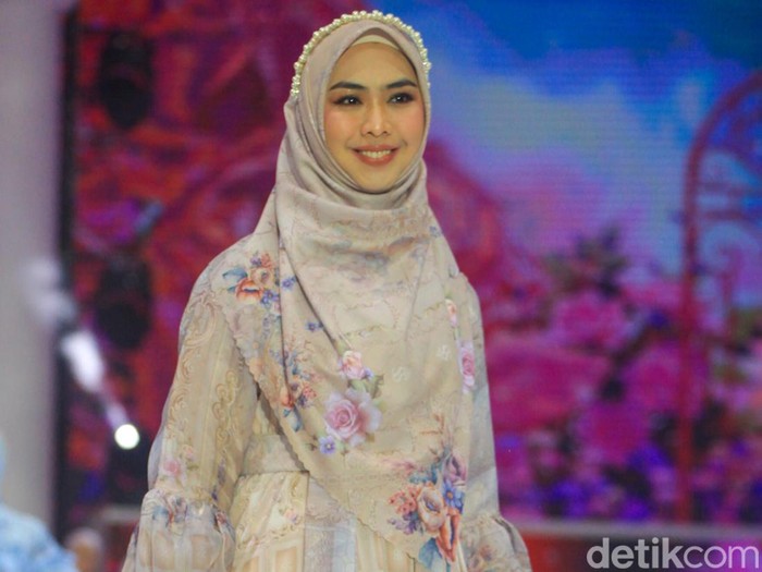 Sejumlah selebriti memperagakan busana pada peragaan busana bertajuk The FirSSt Gala of Shella Saukia di The Ritz Carlton Pacific Place, Jakarta, Kamis (29/2/2024). Shella Saukia menggelar peragaan busana bertajuk The FirSSt Gala of Shella Saukia untuk merayakan 1 dekade dirinya berkarya.