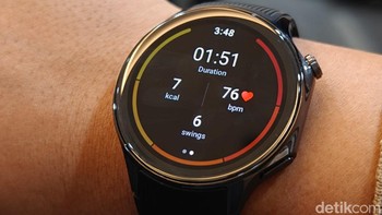 Oppo Watch X juga menyediakan pengenalan olahraga secara otomatis dengan kemampuan untuk mengidentifikasi kapan pengguna berjalan, berlari, bersepeda, atau berenang. Fitur olahraga khusus lainnya yang tersedia pada Watch X adalah mode bulutangkis profesional. Dikembangkan internal Oppo, fitur baru ini mampu mengumpulkan data khusus selama permainan dan menghasilkan analisis pasca-pertandingan di lima hal dari eksplosivitas, aktivitas, daya tahan, konfrontasi, dan ofensif, membantu pengguna untuk menyesuaikan kekuatan dan kecepatan ayunan mereka. Seperti halnya pengenalan posisi berlari, data yang disediakan dapat dijadikan pedoman, memungkinkan pengguna untuk menganalisa kelemahan mereka dan meningkatkan permainan mereka. Foto: Adi Fida Rahman/detikINET