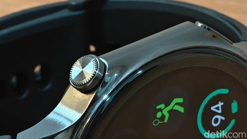 Terdapat crown di kanan atas untuk masuk ke menu. Foto: Adi Fida Rahman/detikINET