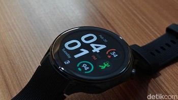 Salah satu keunggulan Oppo Watch X adalah mengusung konsep Dual Engine Architecture. Smartwatch ini dibekali dengan dua chipset dan dua sistem operasi (OS) sekaligus. Pertama, ada chip Snapdragon W5 yang berjalan dengan sistem operasi Wear OS. Kedua, ada chip BES2700 yang dipadukan dengan sistem operasi real-time OS (RTOS).  Foto: Adi Fida Rahman/detikINET