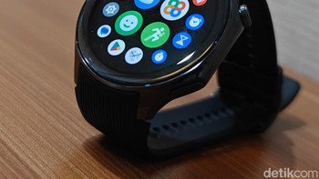 Dual Engine Architecture ini memungkinkan Oppo Watch X berjalan dalam dua mode, yaitu Smart Mode dan Power Saver Mode. Ketika Smart Mode diaktifkan, Oppo Watch X berjalan dengan sistem operasi Wear OS. Pengguna bisa menjalankan aneka layanan Google termasuk Maps, Assistant, Calendar, Gmail, dan lain sebagainya. Foto: Adi Fida Rahman/detikINET