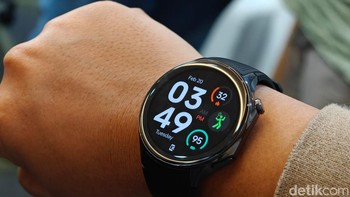 Layar Oppo Watch X berukuran 1,43 inch dengan panel AMOLED. Layar ini memiliki resolusi 466 x 466 piksel, kerapatan piksel 326 PPI, refresh rate 60 Hz, dan tingkat kecerahan maksimum 1.000 nits. Layar ini juga dilindungi oleh kaca kristal safir 2.5D yang tahan gores. Foto: Adi Fida Rahman/detikINET