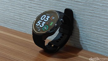 Watch X dibekali baterai besar 500mAh dan Watch VOOC Flash Charge untuk penggunaan berhari-hari dengan pengisian cepat. Watch X dapat mengisi daya 100% dalam waktu 60 menit, atau dapat digunaka Foto: Adi Fida Rahman/detikINET