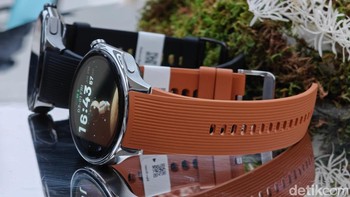 Oppo Watch X tersedia dalam dua warna, yaitu Platinum Black dan Mars Brown. Oppo Watch X resmi dijual dengan harga Rp5.999.000. Konsumen dapat mendapatkan cashback spesial senilai Rp500.000 jika melakukan pembelian bundling dengan smartphone OPPO. Perangkat ini dapat dipesan mulai 1 hingga 15 Maret 2024 di seluruh OPPO Store, OPPO Gallery, toko rekanan resmi OPPO, dan e-commerce terkemuka di Indonesia. Konsumen dapat menikmati keuntungan eksklusif berupa cicilan 0% dari BCA, BNI, BRI, CIMB NIAGA, DBS, Mandiri, Mega, Permata, OCBC dan UOB. Foto: Adi Fida Rahman/detikINET