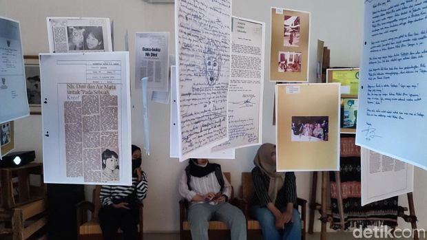 Pameran pernak-pernik mengenai Nh Dini di Semarang, Jumat (1/3/2024).
