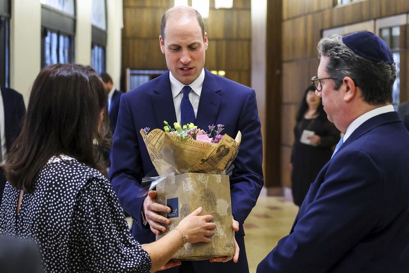 Pangeran William Kunjungi Sinagoge Yahudi di London Rabbi Daniel Epstein shows Britain's Prince William a 17th century Torah scroll as he visits the Western Marble Arch Synagogue, in London, Britain, Feb. 29, 2024. (Toby Melville/Pool photo via AP)