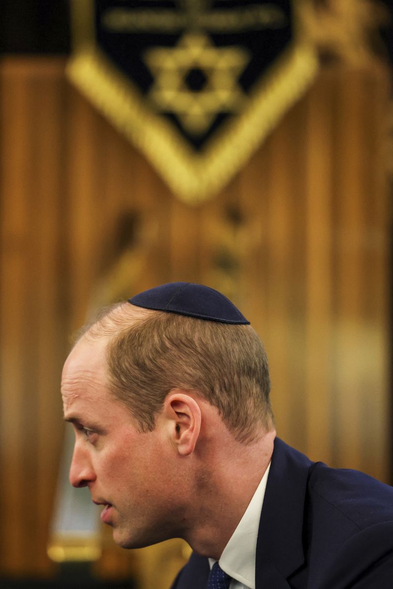 Pangeran William Kunjungi Sinagoge Yahudi di London Rabbi Daniel Epstein shows Britain's Prince William a 17th century Torah scroll as he visits the Western Marble Arch Synagogue, in London, Britain, Feb. 29, 2024. (Toby Melville/Pool photo via AP)