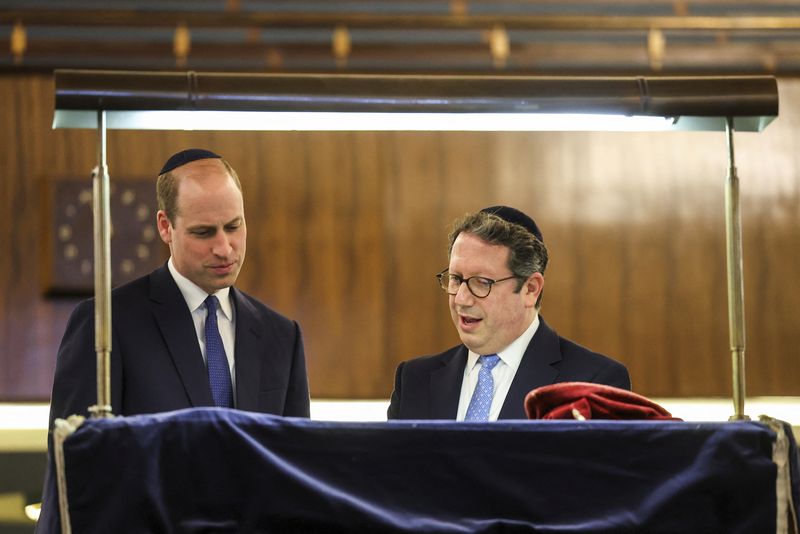 Pangeran William Kunjungi Sinagoge Yahudi di London Rabbi Daniel Epstein shows Britain's Prince William a 17th century Torah scroll as he visits the Western Marble Arch Synagogue, in London, Britain, Feb. 29, 2024. (Toby Melville/Pool photo via AP)