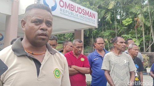 Para pegawai Universitas Nusa Cendana (Undana) Kupang mendatangi Kantor Ombudsman Perwakilan Nusa Tenggara Timur (NTT), Jumat (1/3/2024). (Foto: Yufengki Bria/detikBali).