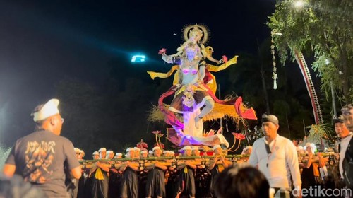 Parade ogoh-ogoh terbaik karya sekaa teruna dari empat kecamatan di Kota Denpasar mengikuti parade dalam pembukaan Kasanga Fest 2024 di kawasan Catur Muka, Denpasar, Jumat (1/3/2024). (Foto: Ni Made Lastri Karsiani Putri/detikBali)