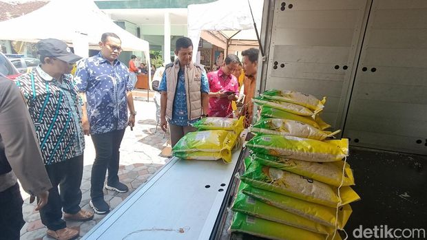 Pasar murah bahan pokok di Pendopo Kemantren Gedongtengen, Kota Jogja, Jumat (1/3/2024).
