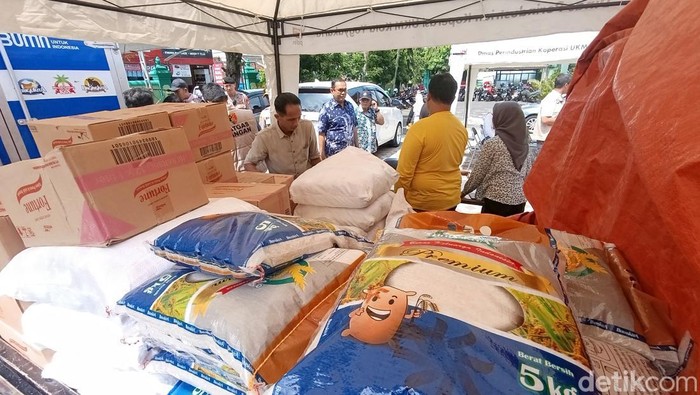 Pasar murah bahan pokok di Pendopo Kemantren Gedongtengen, Kota Jogja, Jumat (1/3/2024).