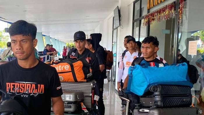 Pemain Persiraja saat berada di bandara. (Foto: Dok. Persiraja Banda Aceh)