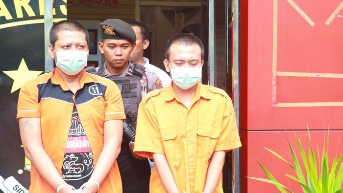 Penadah dan pelaku curanmor di Surabaya saat dihadirkan dalam rilis